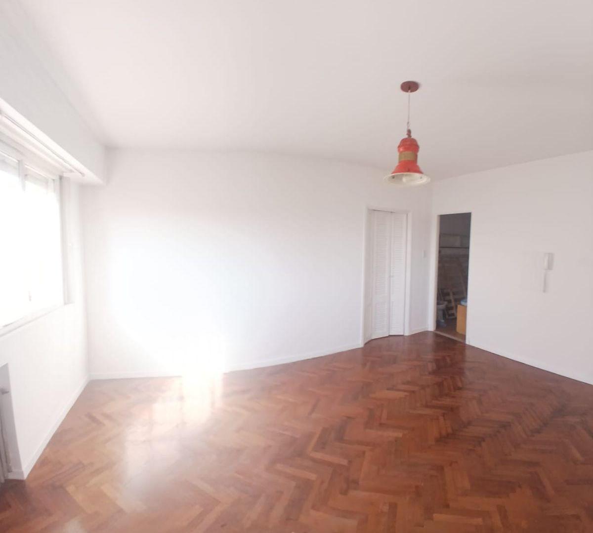 Foto de Departamento en venta sobre Av Rivadavia a 1 cuadra de subte "A", imagen 1