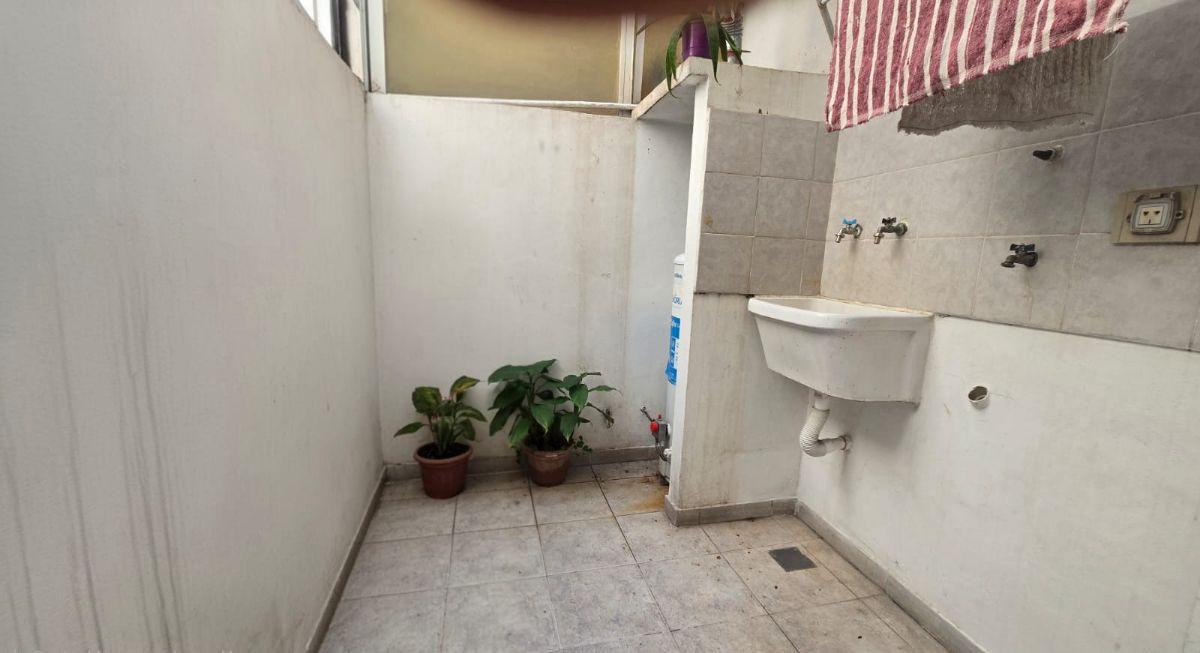 Foto de TRIPLEX EN VENTA SIN EXPENSAS EN LINIERS, imagen 3
