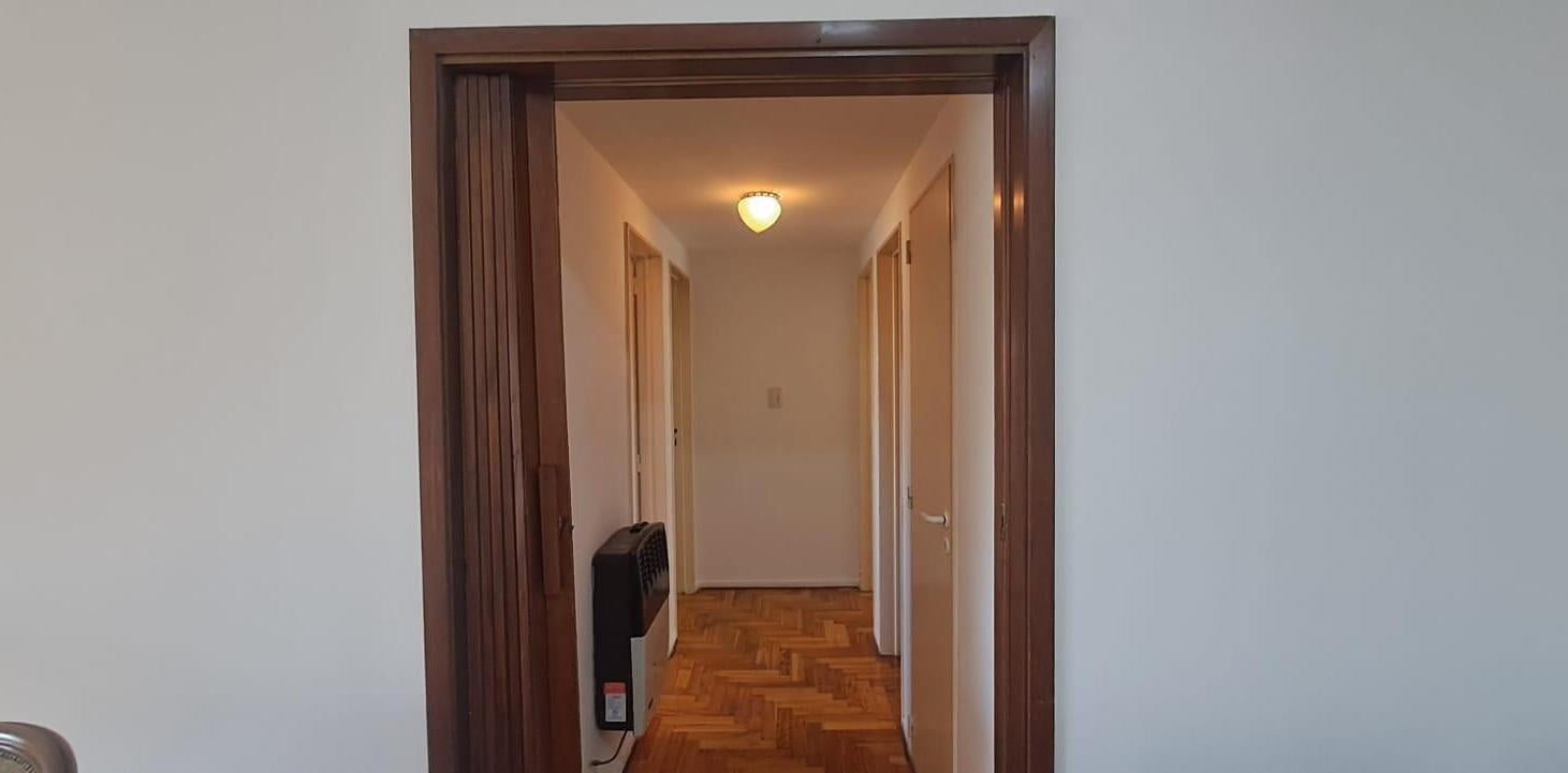 Foto de VENTA DEPARTAMENTO 4 AMBIENTES CON COCHERA Y BALCÒN AL CONTRAFRENTE EN, imagen 4