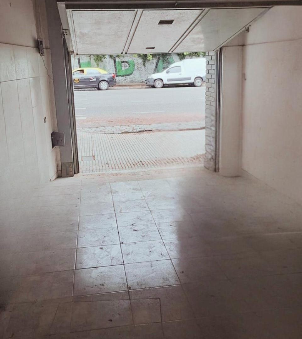 Foto de ALQUILER COMERCIAL ESQUINA EN CABALLITO SOBRE AVENIDA DOS PLANTAS CON, imagen 2
