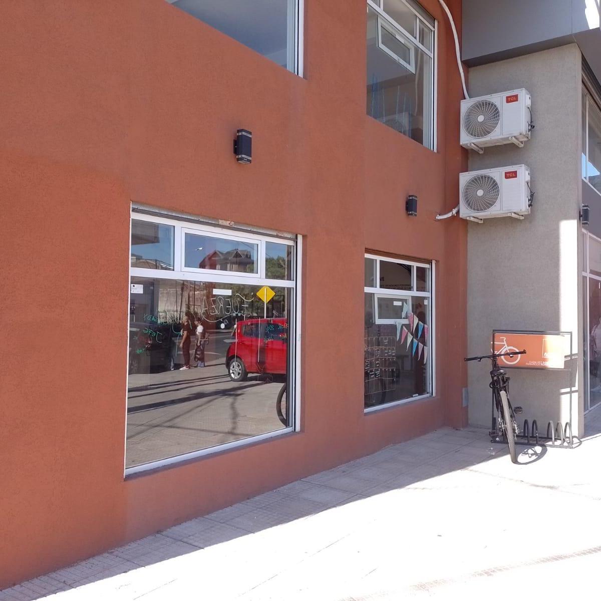 Venta de Excelente Local Comercial en Moron de 219 m² Totales 1