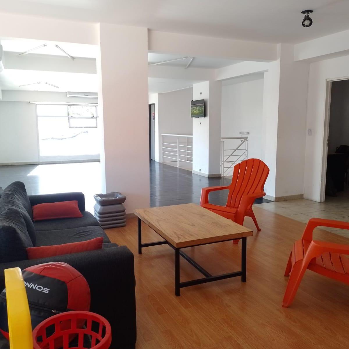 Venta de Excelente Local Comercial en Moron de 219 m² Totales 5