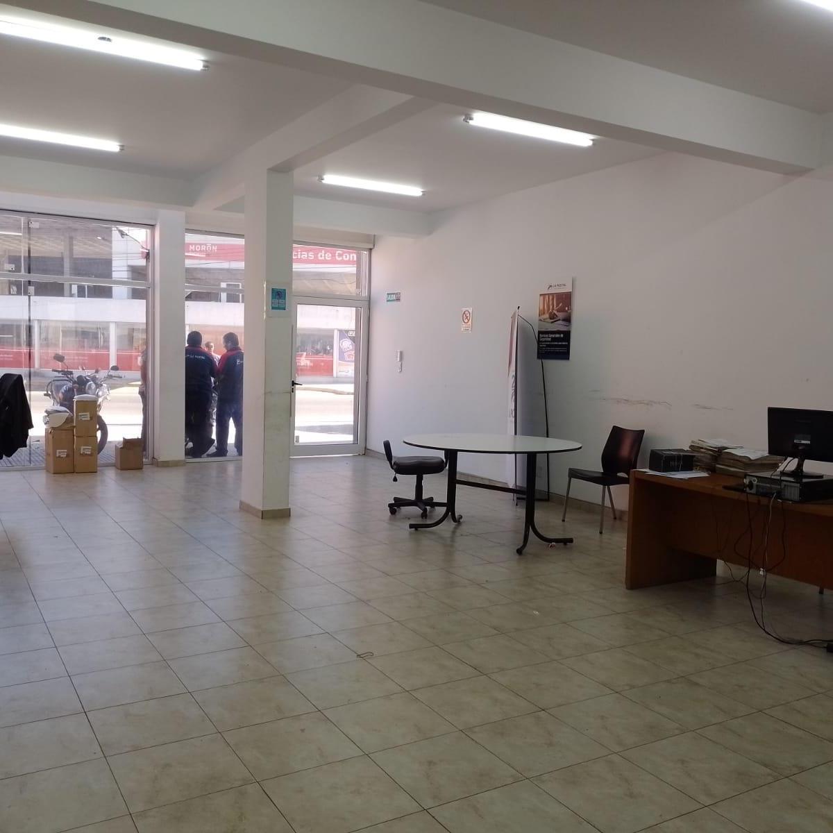 Venta de Excelente Local Comercial en Moron de 240 m² Aprox. 5