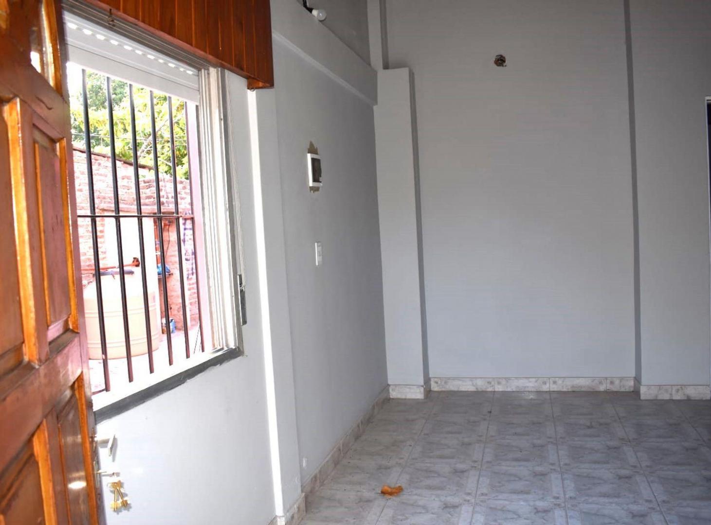 VENTA CASA MULTI-FAMILIAR RECICLADA EN MERLO