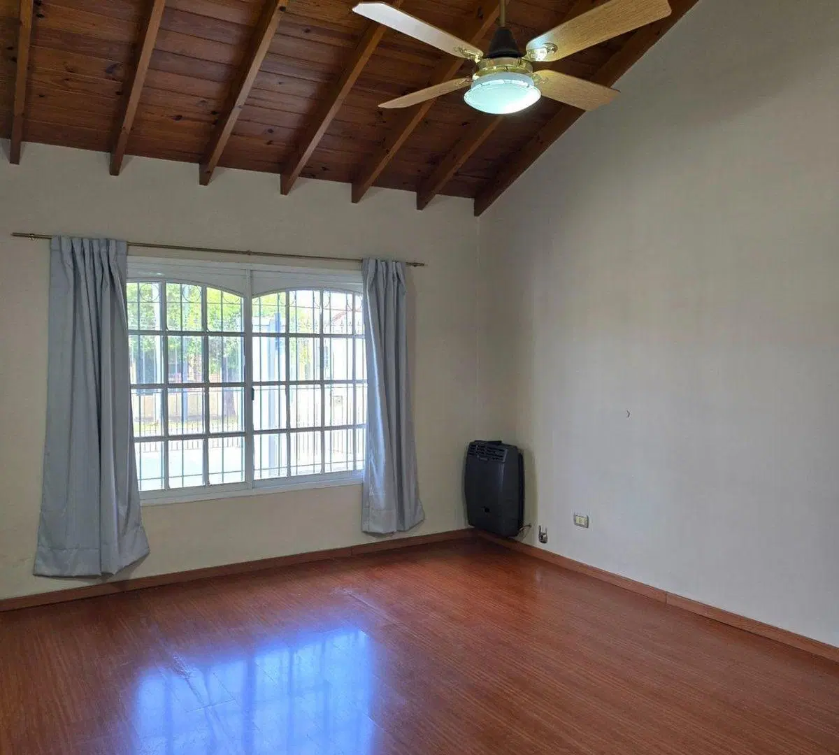 VENTA CASA 3 DORMITORIOS, PARQUE QUINCHO PARRILLA 5