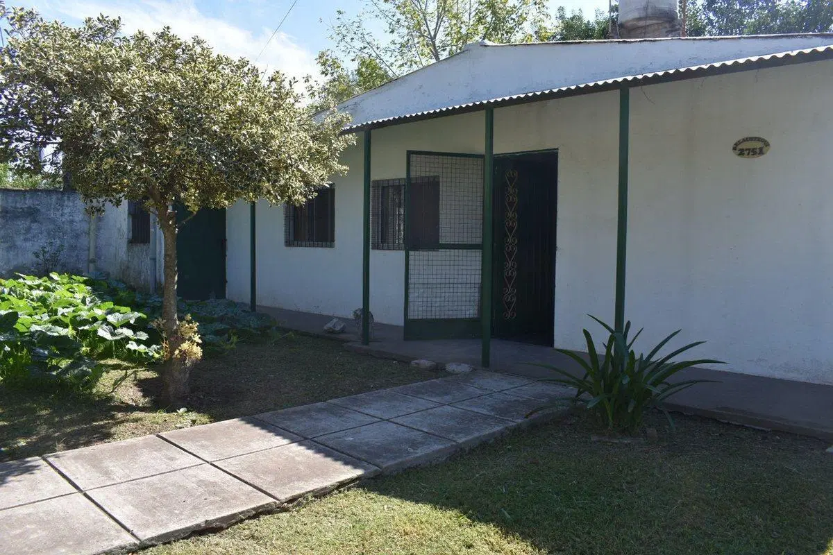 VENTA CASA CON PILETA EN MORENO 5
