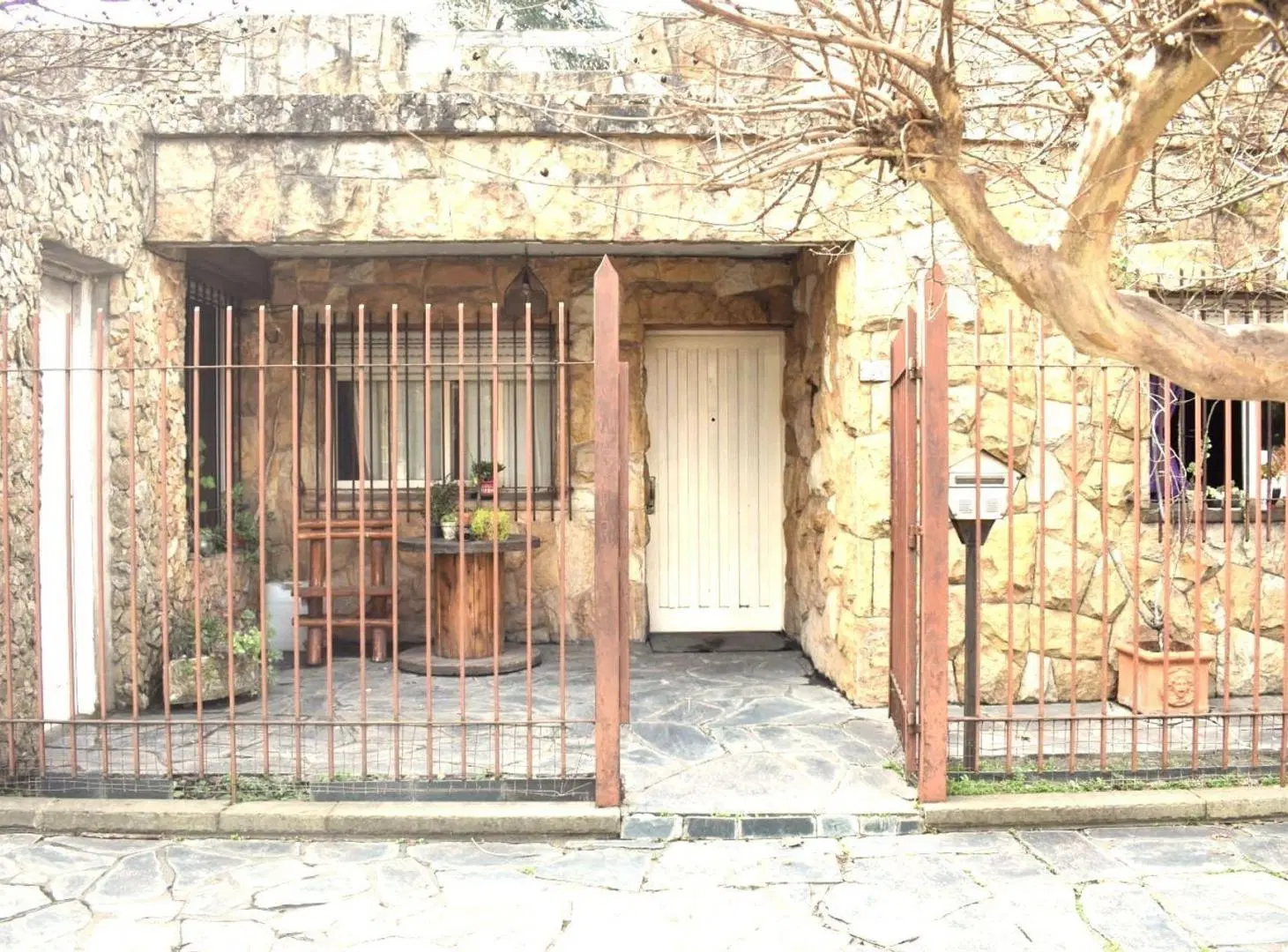 VENTA CASA 3 DORMITORIOS CON PILETA Y JARDIN MERLO 4