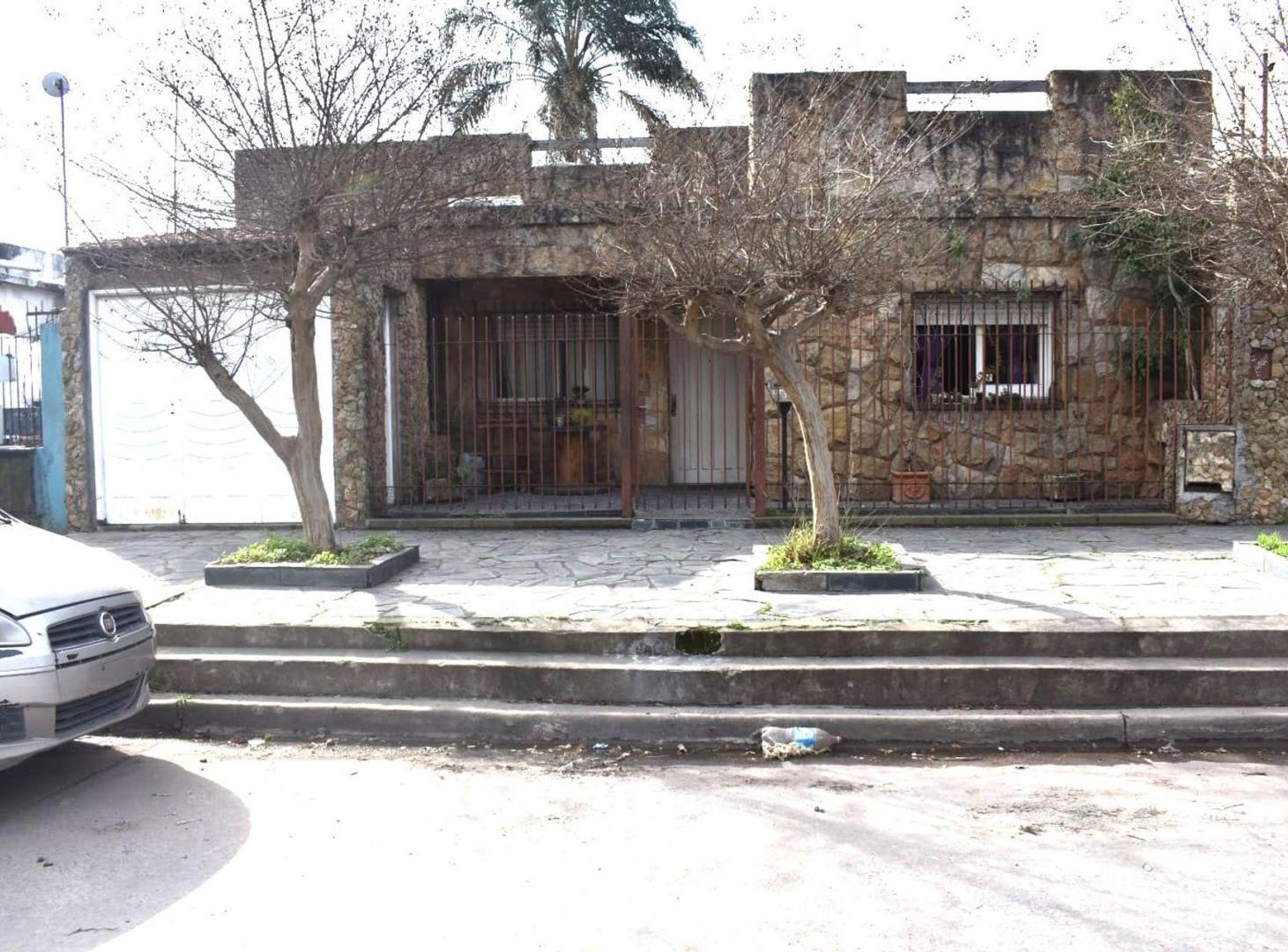 VENTA CASA 3 DORMITORIOS CON PILETA Y JARDIN MERLO