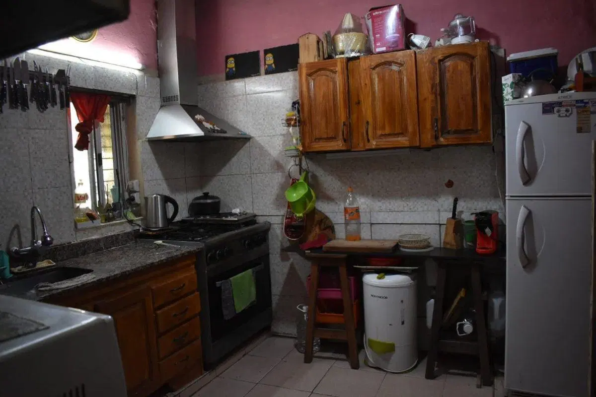 SE VENDE CASA CON LOCAL EN MERLO 3