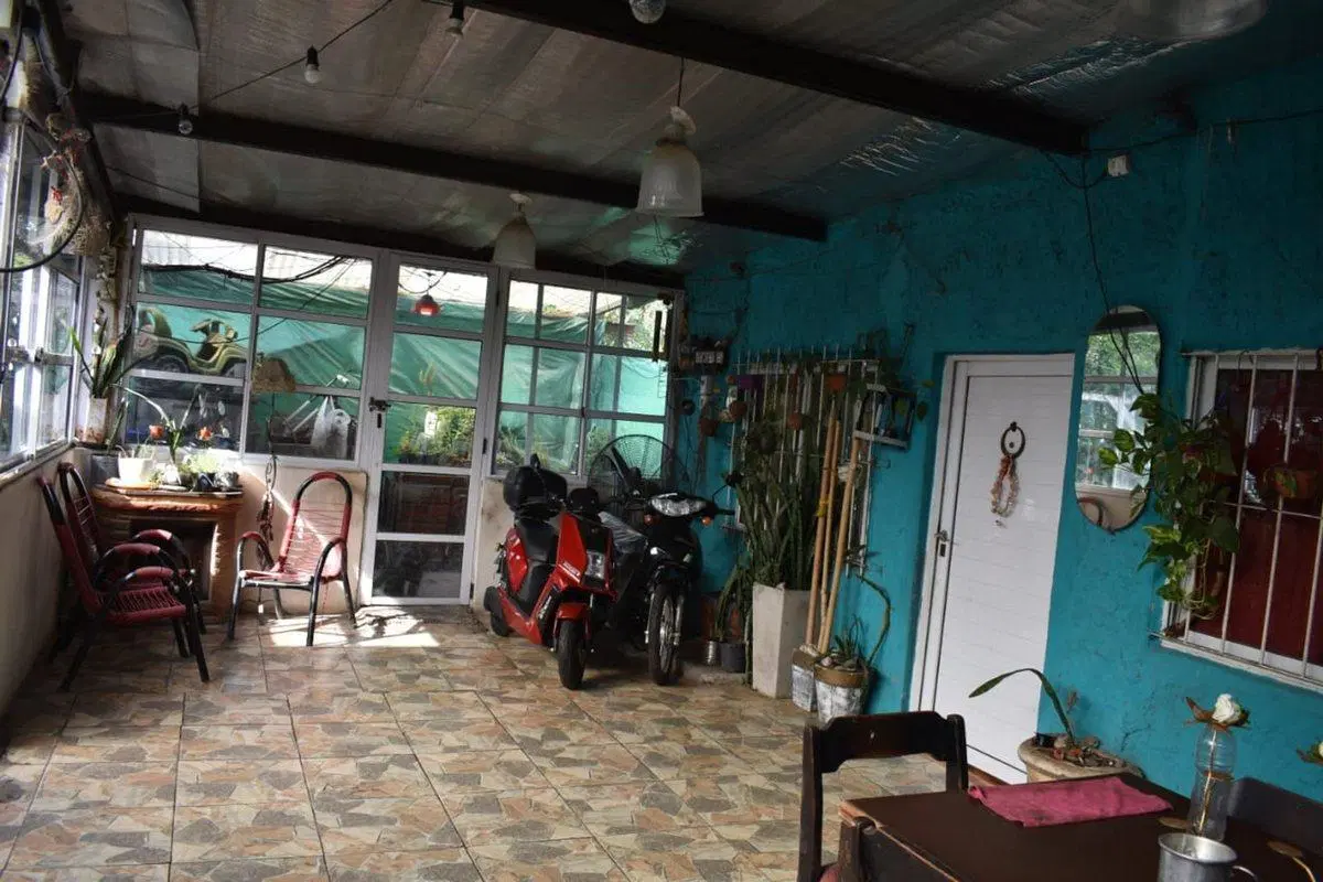 SE VENDE CASA CON LOCAL EN MERLO 2