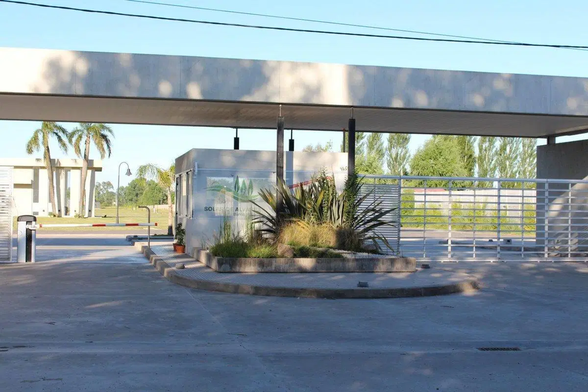 LOTE CENTRAL EN EL BARRIO SOLAR DE ALVAREZ 5