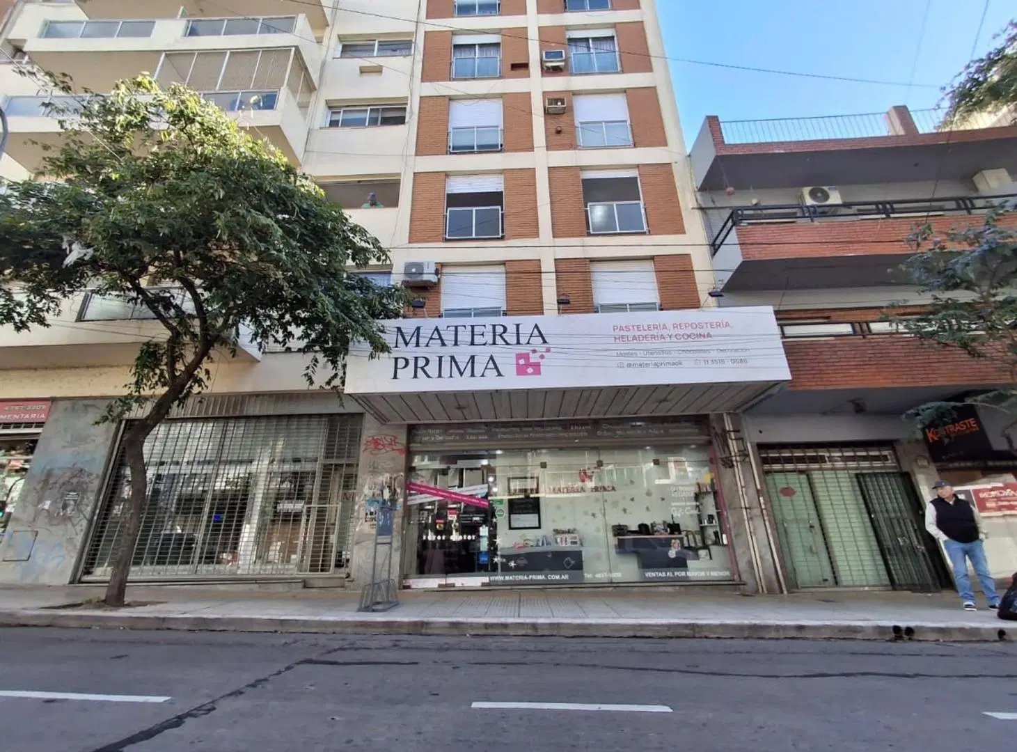 Alquiler Local 102m² Cubiertos + Patio en Florida 2