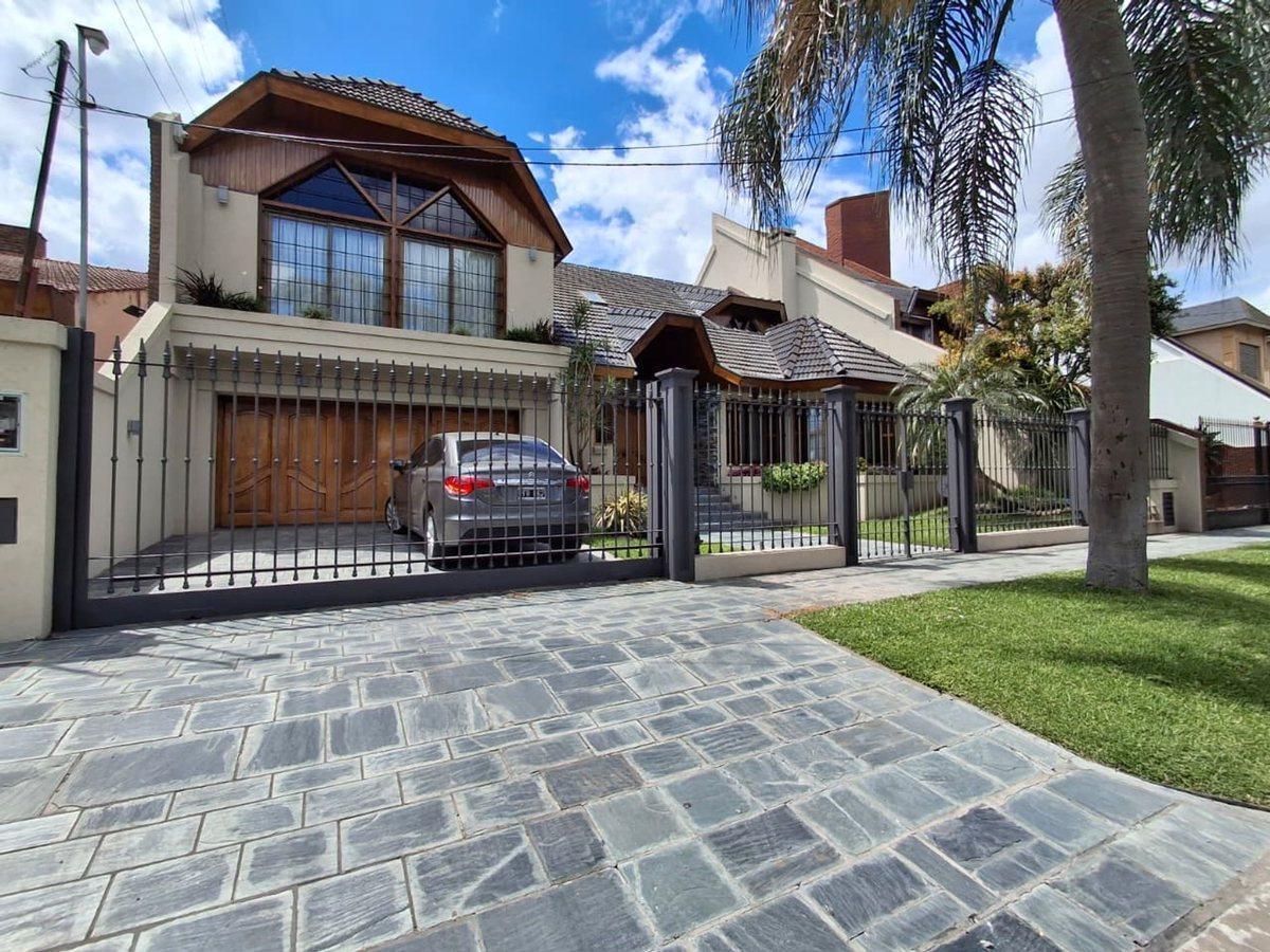 Foto de Chalet en Venta en Castelar 10 amb. Larralde 2500, imagen 1