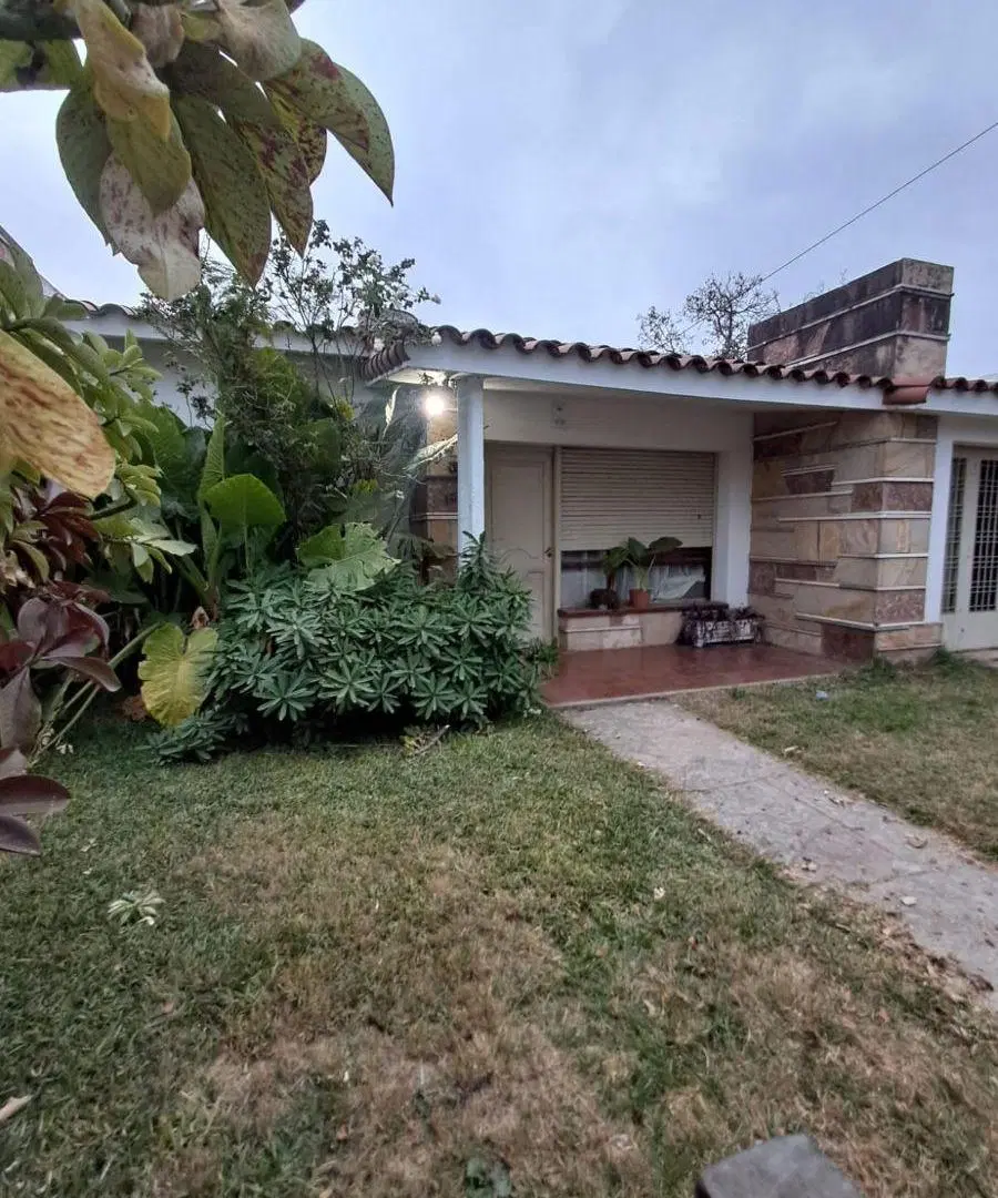 Casa de tres dormitorios apto crédito en barrio las flores 3