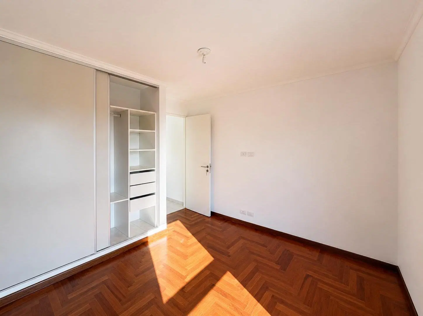 VENTA DEPARTAMENTO DOS DORMITORIOS CON BALCÓN SEXTO PISO CONTRAFRENTE 4