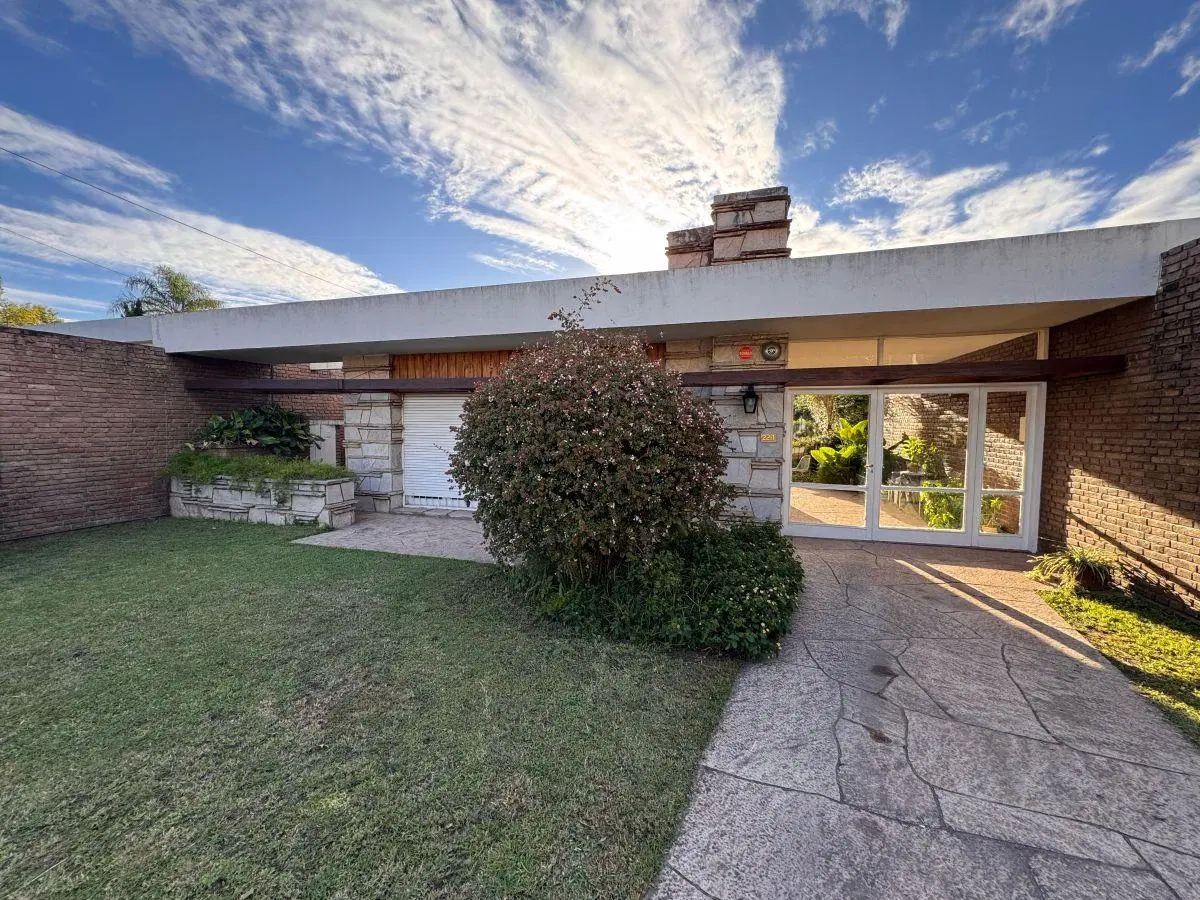 CASA EN VENTA 3 DORMITORIOS EN BARRIO PARQUE COREMA - ZONA NORTE - A METROS DE RAFAEL NUÑEZ 3