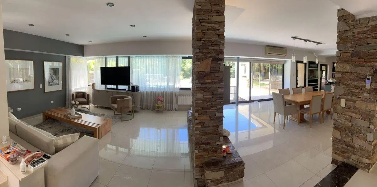 Casa de cuatro dormitorios uno en planta baja con pileta. 2