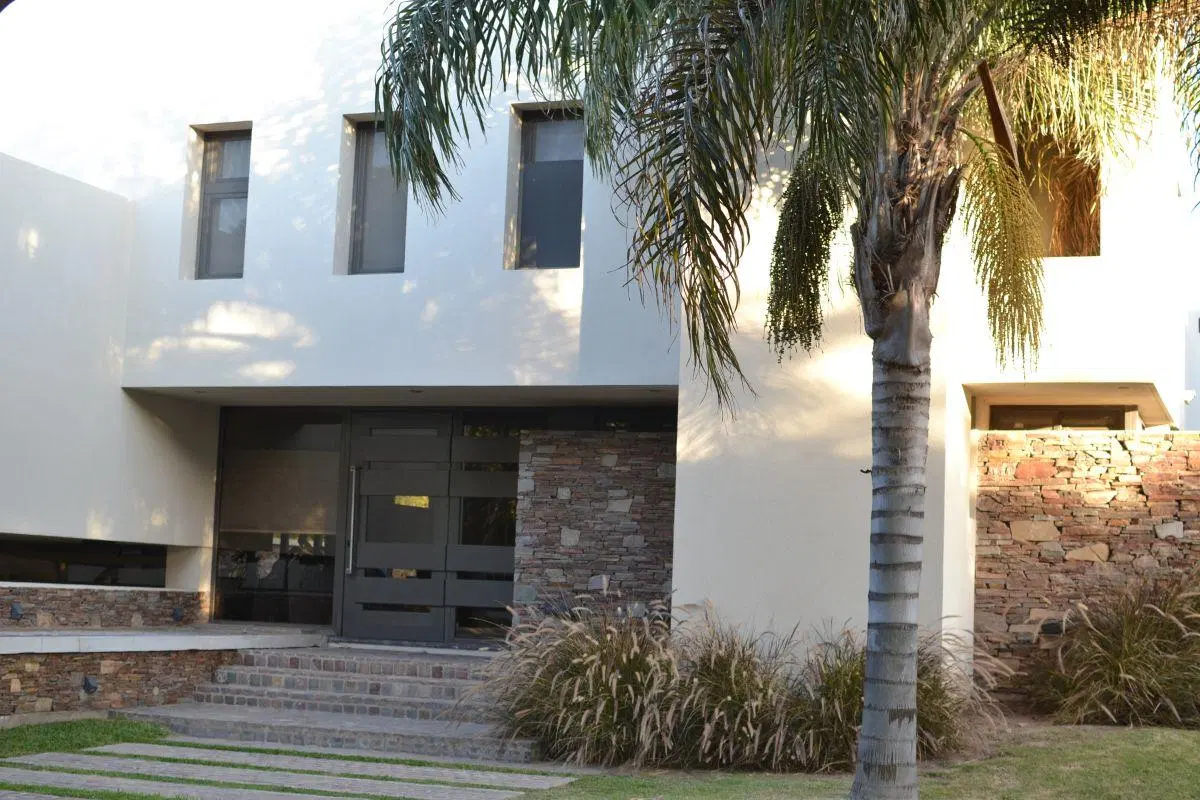 Casa de cuatro dormitorios uno en planta baja con pileta. 1
