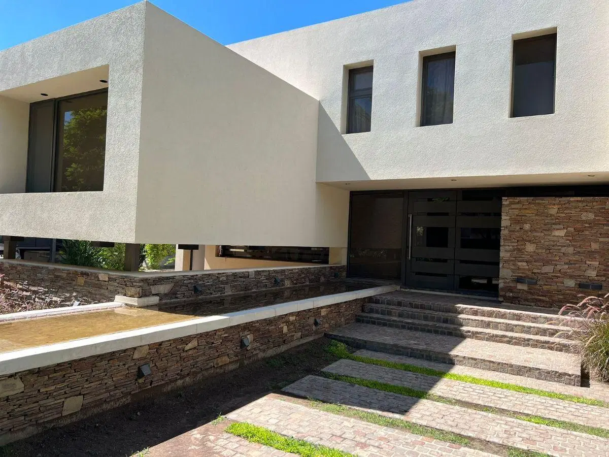 Casa de cuatro dormitorios uno en planta baja con pileta. 4