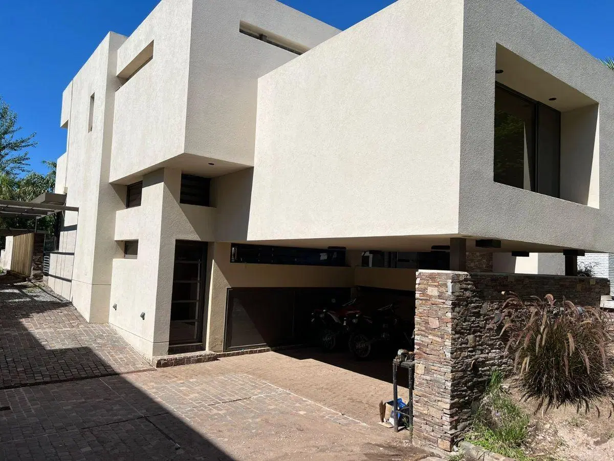 Casa de cuatro dormitorios uno en planta baja con pileta. 8