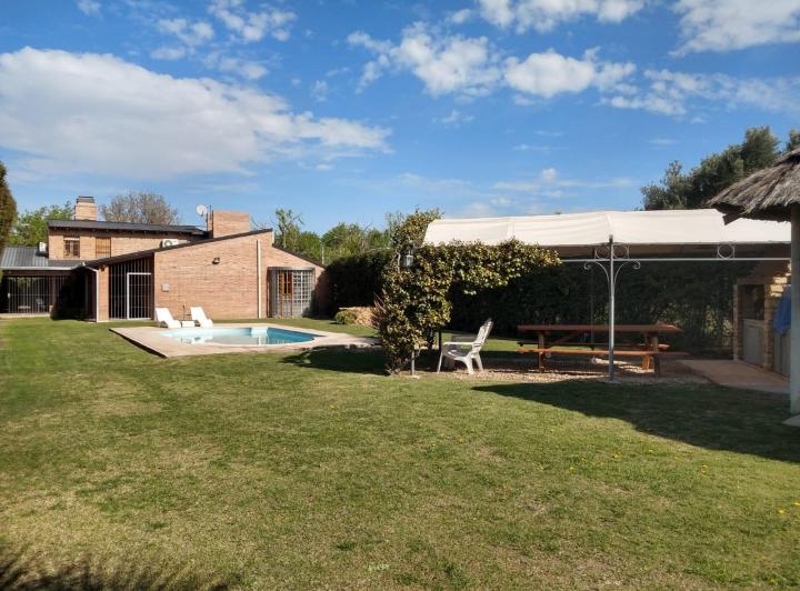 Venta Impresionante casa en Venta en San Rafael, a metros del Mall. Lote 1000m2 3