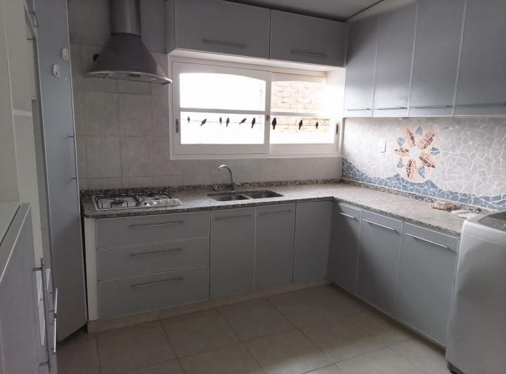EN VENTA!  2 casas y 1 Local. Excepcional propiedad a pasos de Av. Moreno. 3