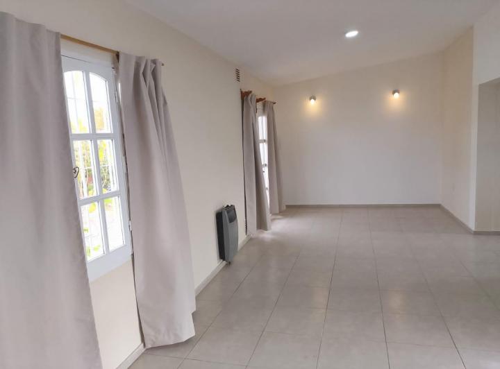 EN VENTA!  2 casas y 1 Local. Excepcional propiedad a pasos de Av. Moreno. 2