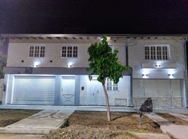 EN VENTA!  2 casas y 1 Local. Excepcional propiedad a pasos de Av. Moreno. 4