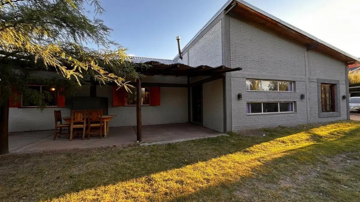 Casa en Venta c/ cochera 2000m2 de parque en Las Paredes, en San Rafael, Mza 5