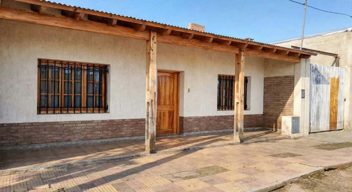 Foto de Casa en venta 4 habitaciones c/ cochera en San Rafael, a 100 m de Av, imagen 1