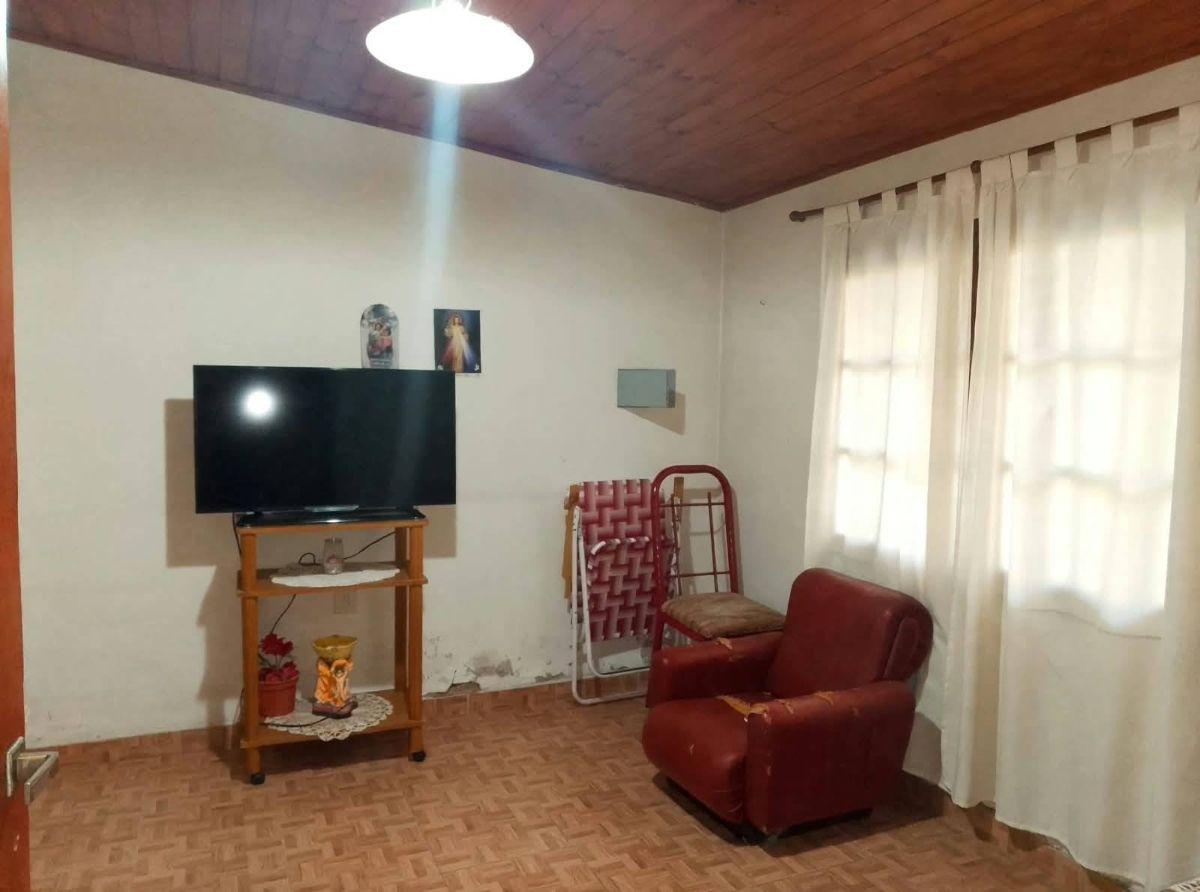 Foto de Casa en venta 4 habitaciones c/ cochera en San Rafael, a 100 m de Av, imagen 3