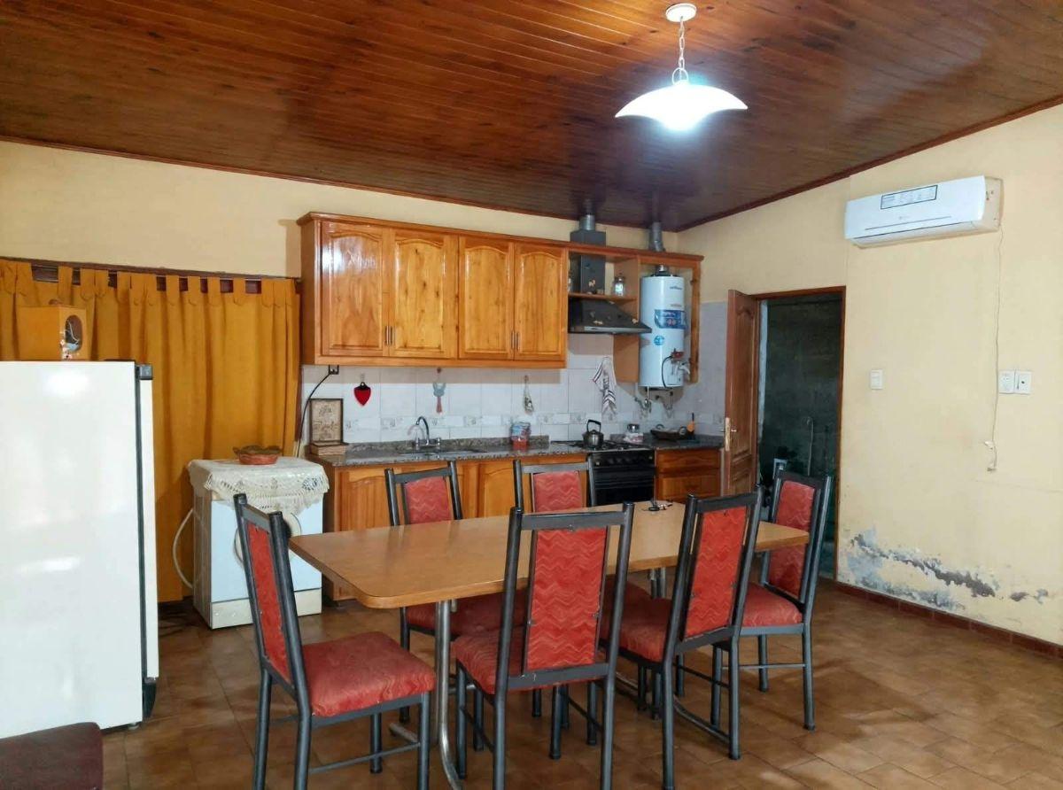 Foto de Casa en venta 4 habitaciones c/ cochera en San Rafael, a 100 m de Av, imagen 2