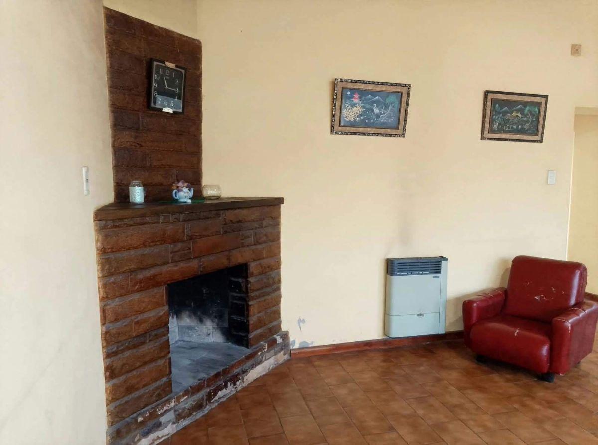 Foto de Casa en venta 4 habitaciones c/ cochera en San Rafael, a 100 m de Av, imagen 4
