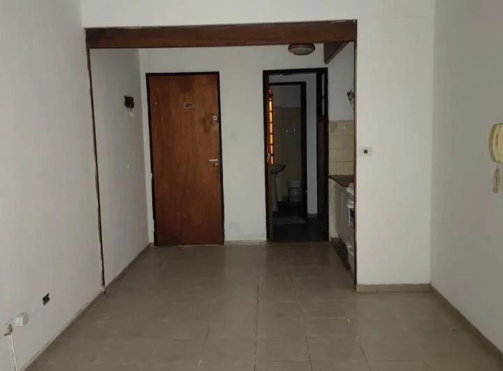 Montevideo 1500. Monoambiente con patio en excelente zona. Bajos gastos! 1