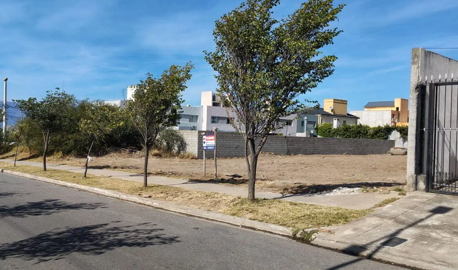 SE VENDE LOTE ZONA ALTA SOBRE IMPORTANTE AVENIDA 3