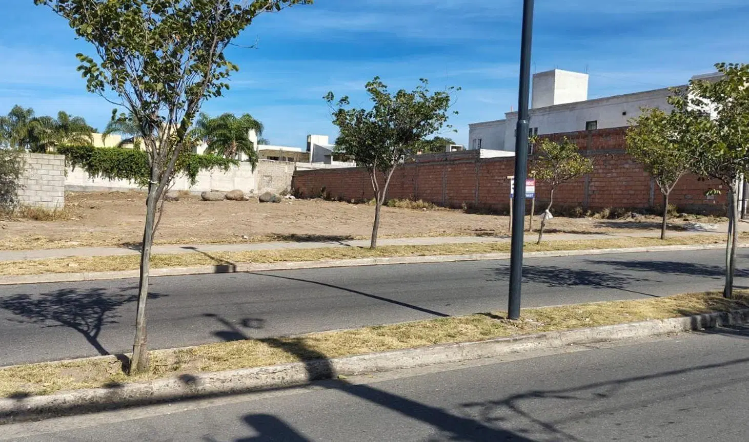 SE VENDE LOTE ZONA ALTA SOBRE IMPORTANTE AVENIDA 5