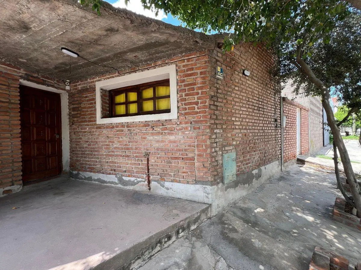 SE VENDE CASA SOBRE AVENIDA 2 HABITACIONES CAPITAL 4