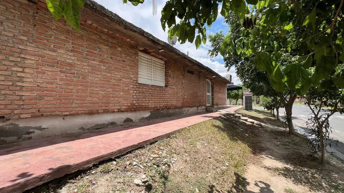 SE VENDE CASA SOBRE AVENIDA 2 HABITACIONES CAPITAL 2