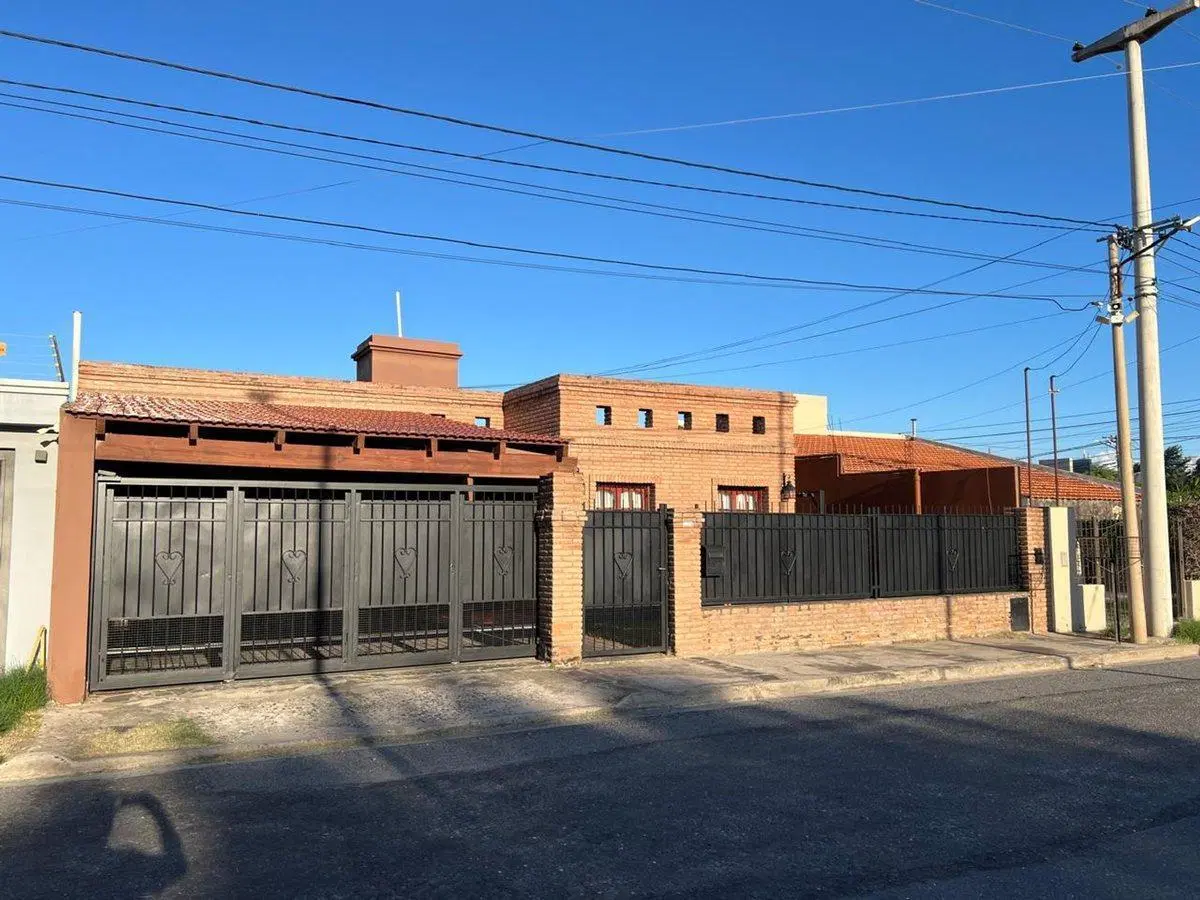 SE VENDE CASA 6 AMBIENTES ZONA ALTA BARRIO LA TOMA 4