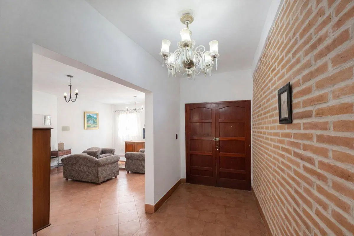 SE VENDE CASA 6 AMBIENTES ZONA ALTA BARRIO LA TOMA 5