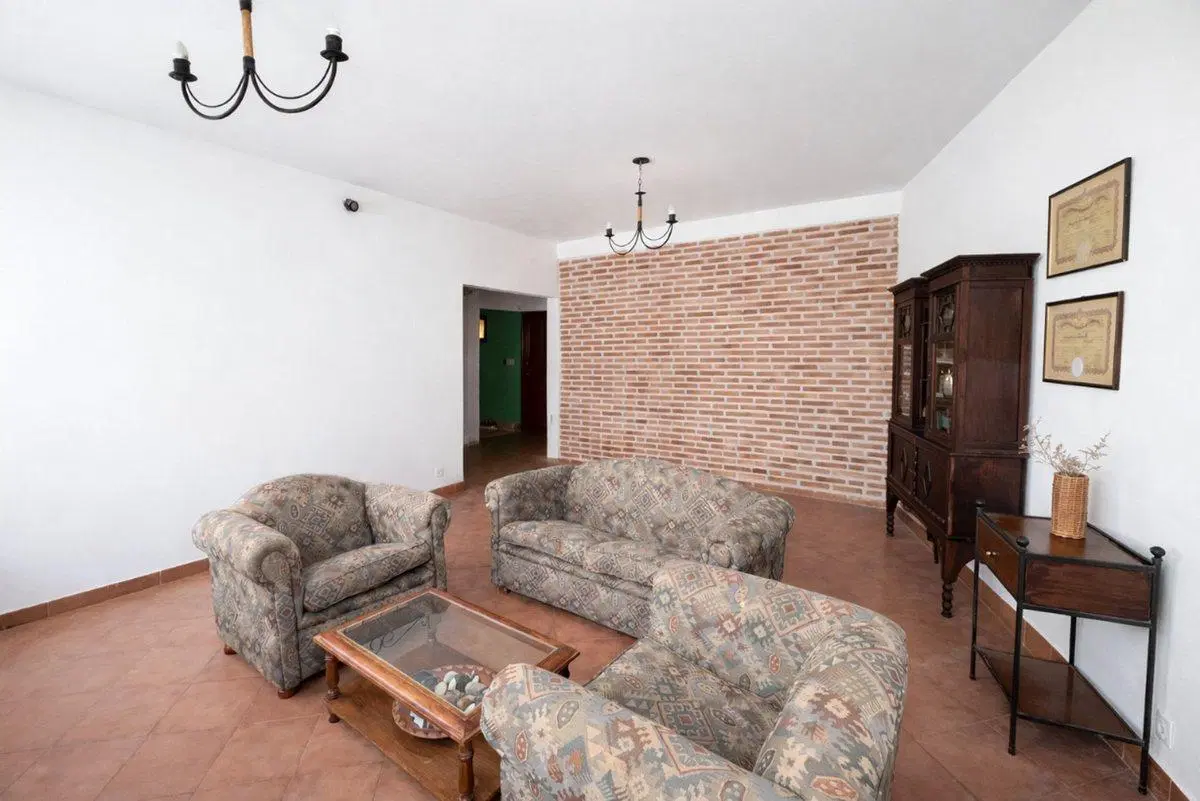SE VENDE CASA 6 AMBIENTES ZONA ALTA BARRIO LA TOMA 2