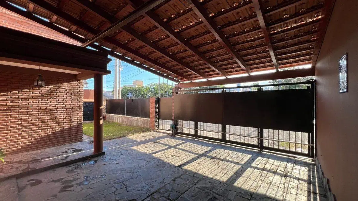 SE VENDE CASA 6 AMBIENTES ZONA ALTA BARRIO LA TOMA 3
