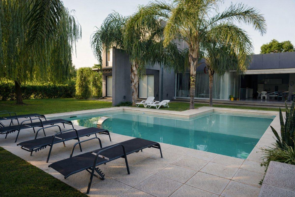 SE VENDE CASA EN COUNTRY 8 AMBIENTES PILETA