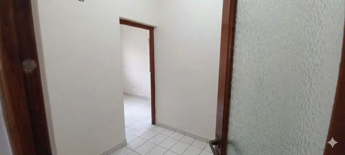 SE ALQUILA LOCAL CON OFICINAS EN PLENO CENTRO 4