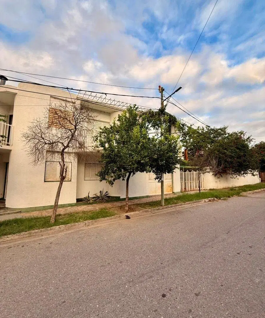 Se vende casa a metros de Av. Illia 2