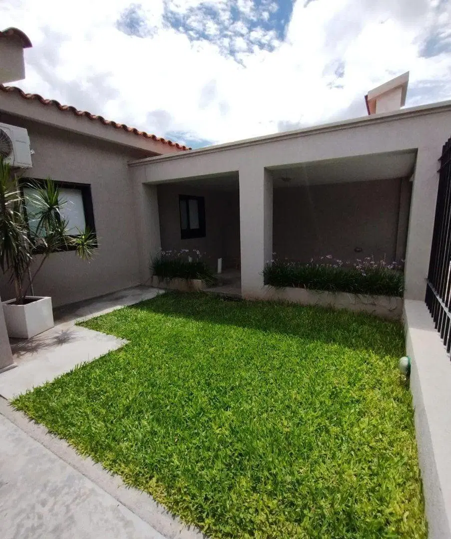 SE VENDE CASA ZONA PREMIUM CATAMARCA. FACILIDADES 5