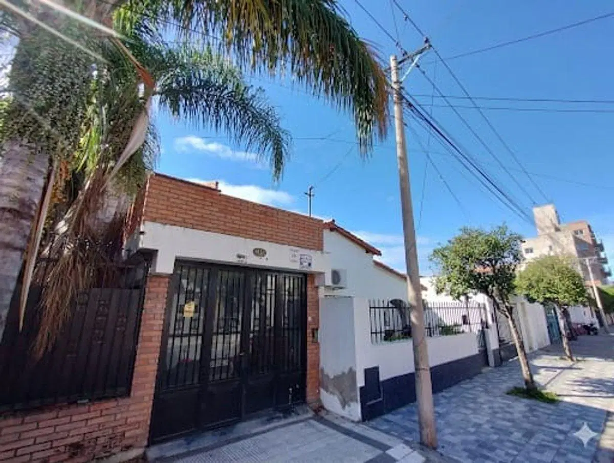 SE VENDE EN CATAMARCA CASA CÉNTRICA DE 2 PLANTAS 2