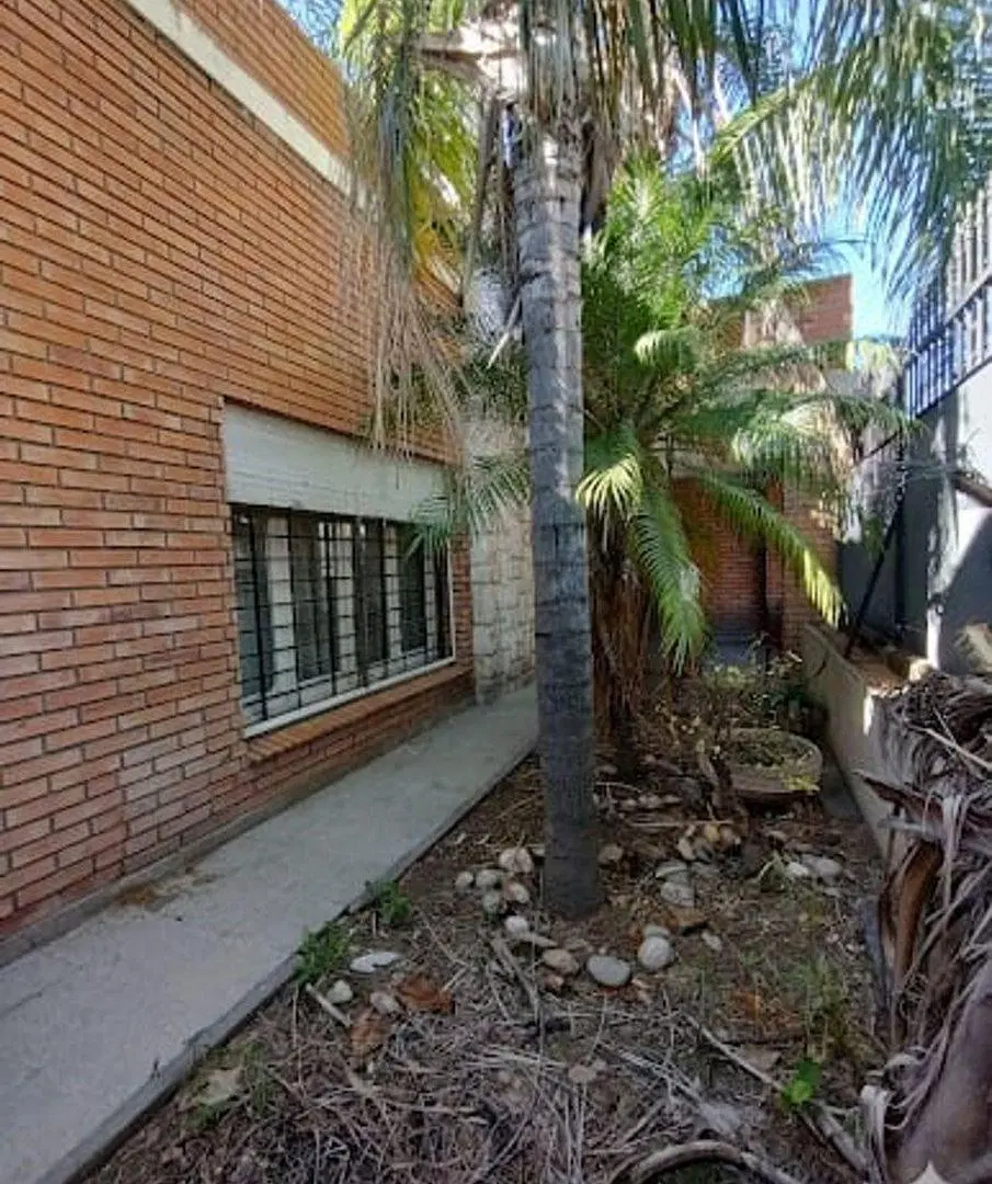 SE VENDE EN CATAMARCA CASA CÉNTRICA DE 2 PLANTAS 4