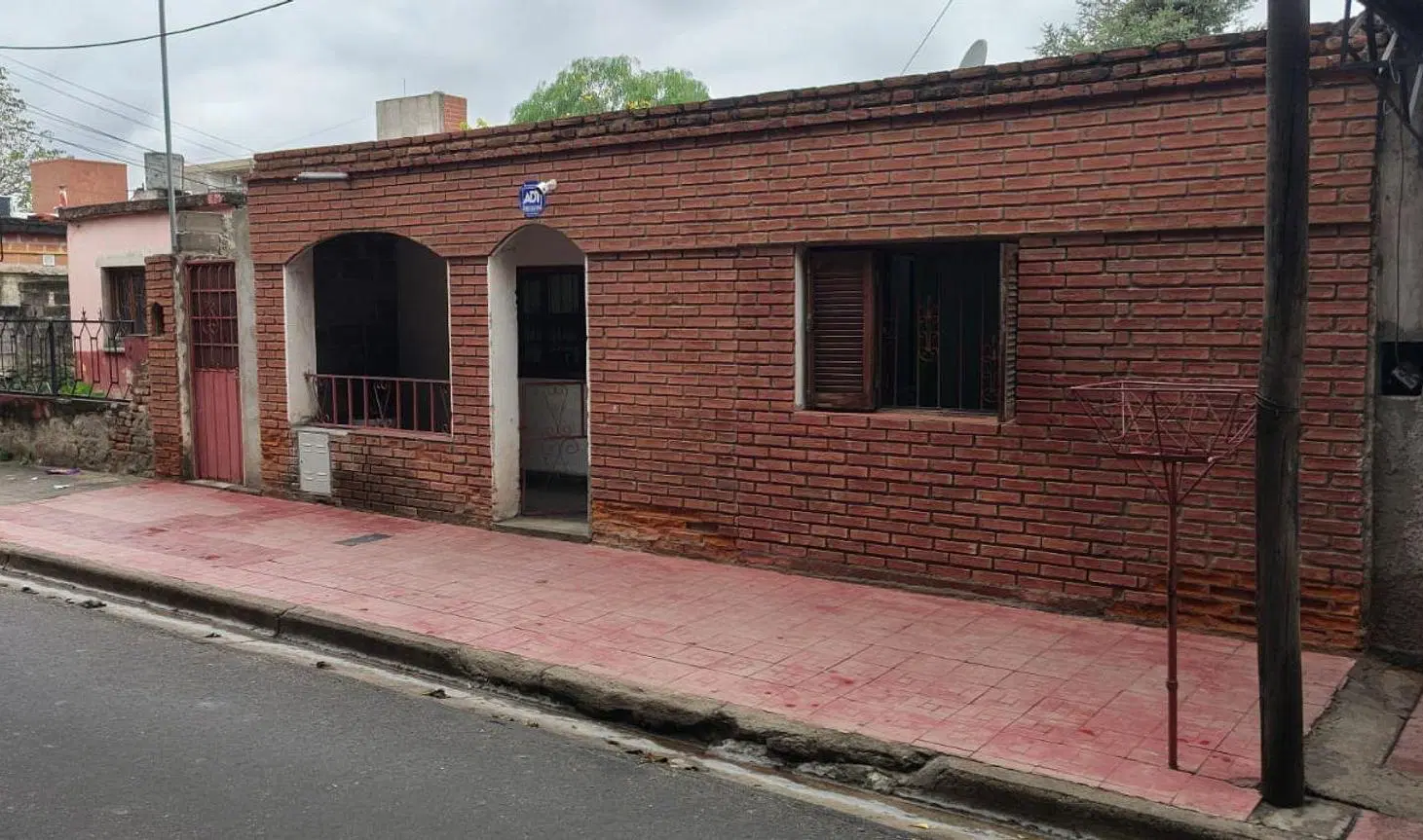 SE VENDE CASA AMPLIA  A METROS DE AV BELGRANO CAP 3
