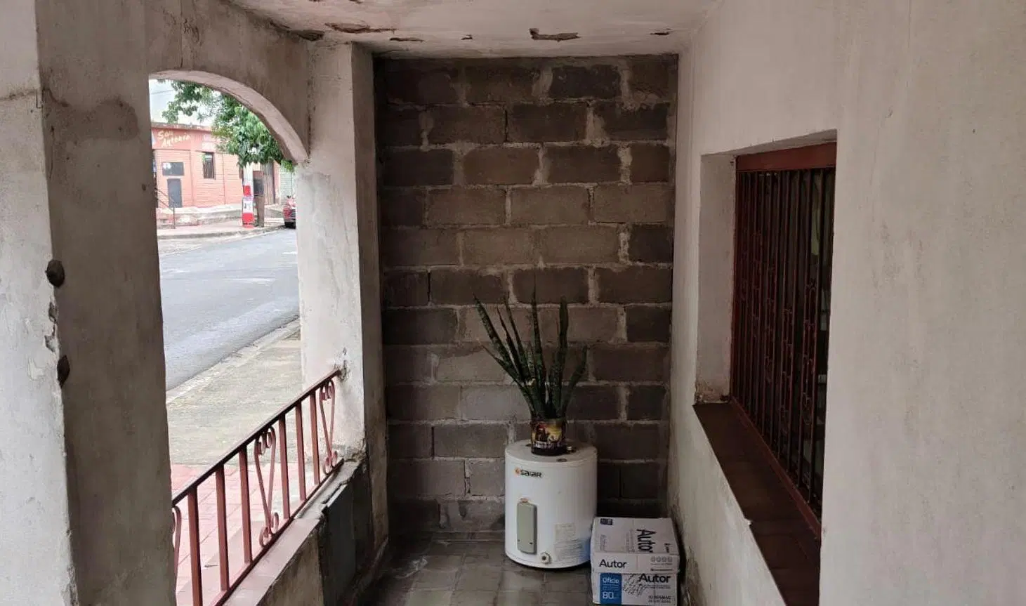 SE VENDE CASA AMPLIA  A METROS DE AV BELGRANO CAP 5